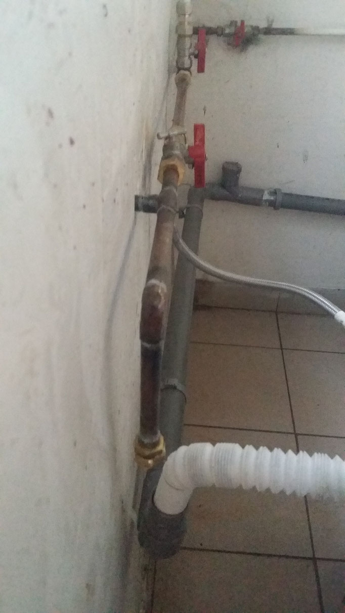 Raccordement du lavabo au circuit maison avec 2 niveaux de hors gel : robinet extérieur et intérieur garage.