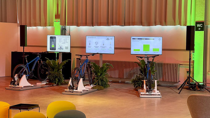 EnergyBike Screen in den Ausführungen virtuelles Handy laden, Betriebsdauer elektrische Geräte und CO2-Einsparung