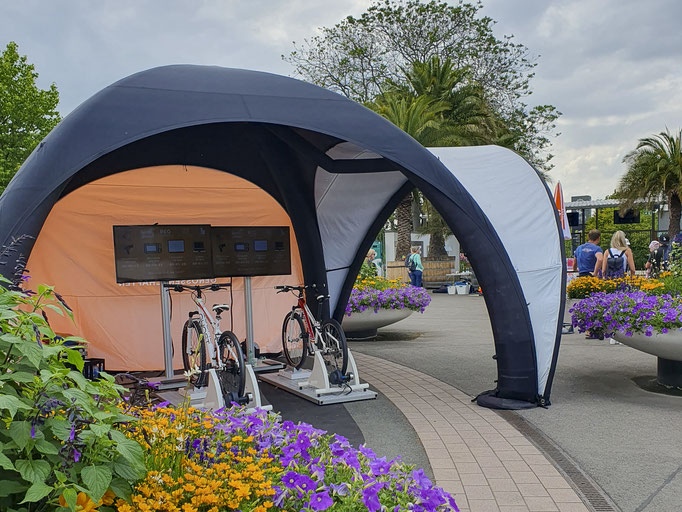 Zwei mal EnergyBike Screen - eines davon mit einem Jugendfahrrad