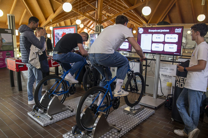 EnergyBikes bei der Coca-Cola Campus Tour in der Mensa einer Uni