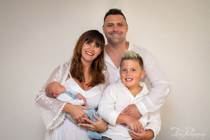 Natürliche Familienfotografie Ulm – Eltern genießen Zeit mit Baby und älterem Kind zuhause