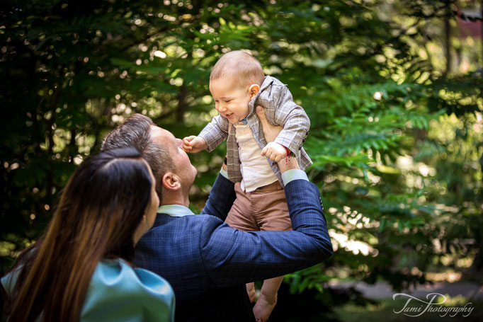 Taufe Fotografie in Ulm – Eltern mit Baby nach der Taufe, emotionale Familienmomente festgehalten