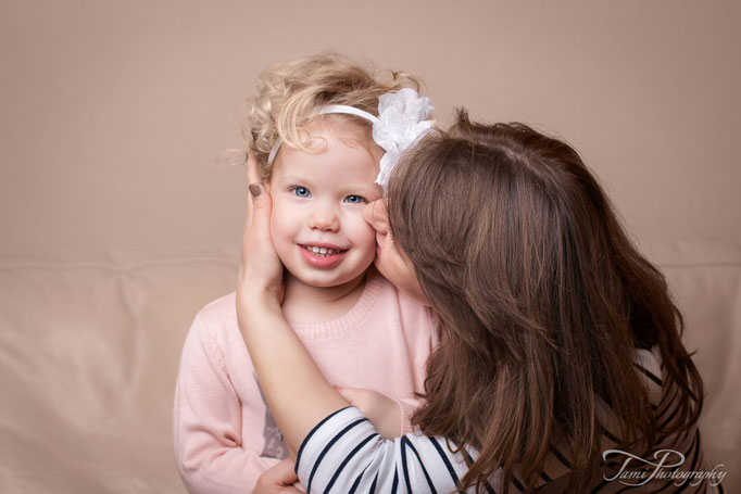 Familienshooting Ulm – inniger Moment zwischen Mama und Tochter im heimischen Umfeld