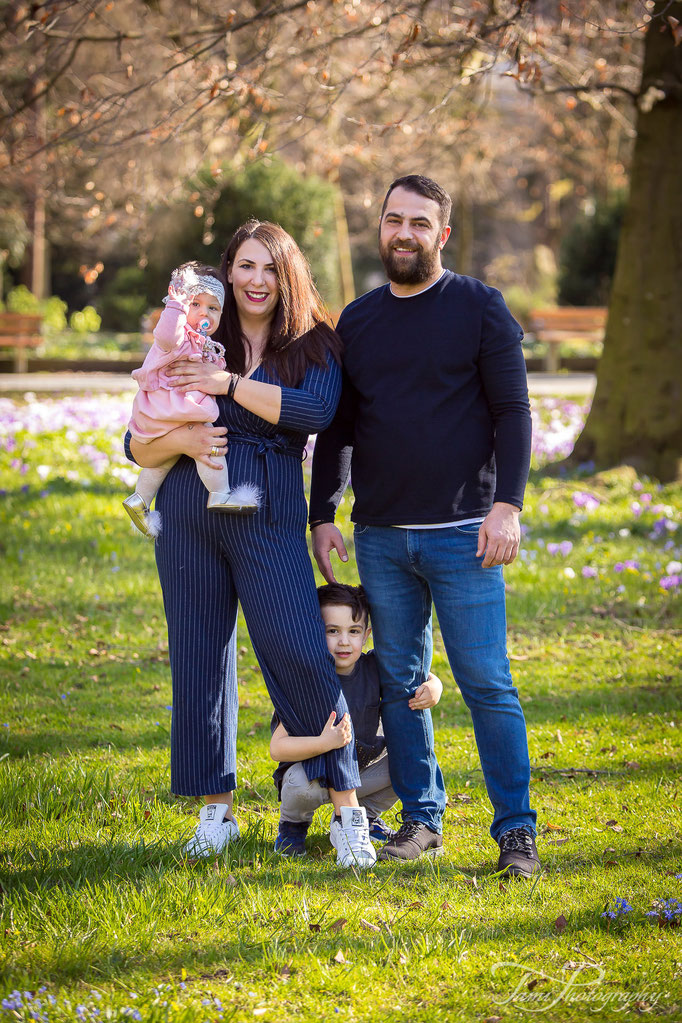 Familienshooting Ulm – Geschwister genießen einen sonnigen Tag im Park