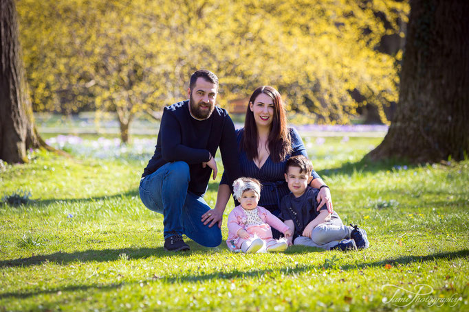 Familienfotos Ulm – Eltern und Kinder entspannt im Grünen, Outdoor Shooting