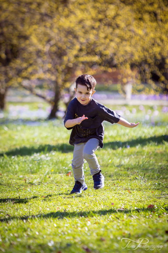Familienshooting vom Kinderfotograf Ulm – kleiner Junge läuft im Park, natürliche Kinderfotografie