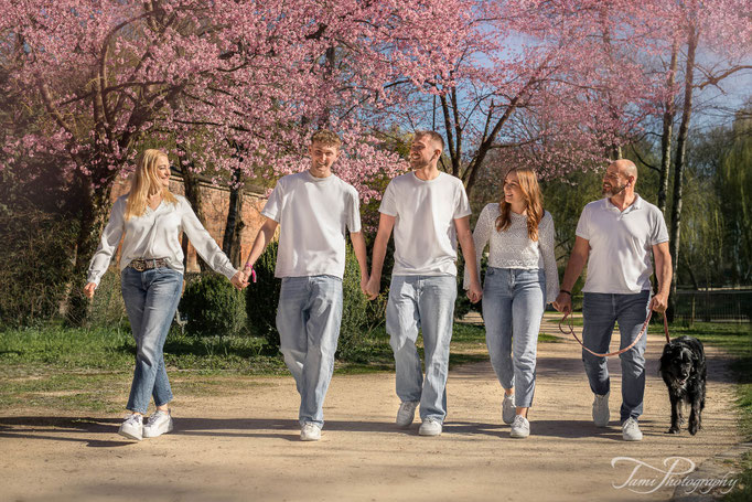 Familienshooting mit Hund im Frühling in Ulm im Park Glacis – natürliche Familienfotos im Freien
