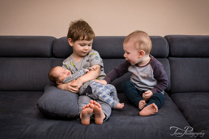 Kinderfotograf Ulm, Babyfotograf Ulm - zwei Jungs begrüßen ihr neues Geschwisterchen im gemütlichen Zuhause