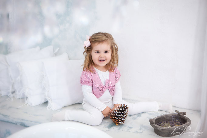Kinderfotografie Ulm – kleines Mädchen im Fotostudio, Kinderfotograf Ulm