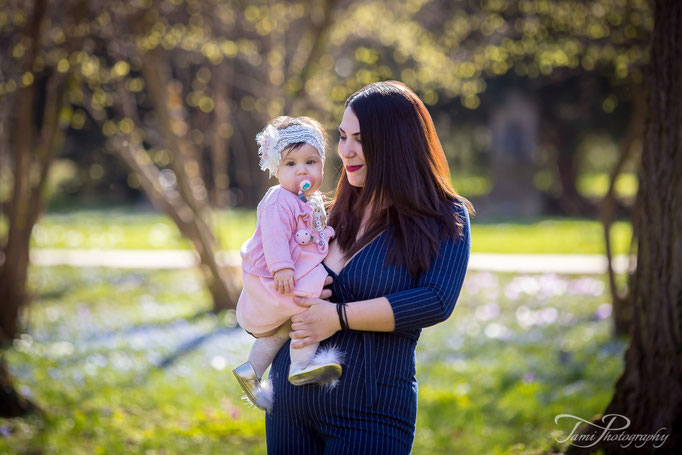 Familienshooting Ulm – Mutter mit Tochter im Park, natürliche Familienfotografie