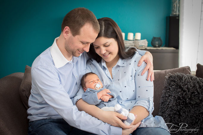 Babyfotograf Ulm – Babyshooting mit Eltern im Wohnzimmer zuhause