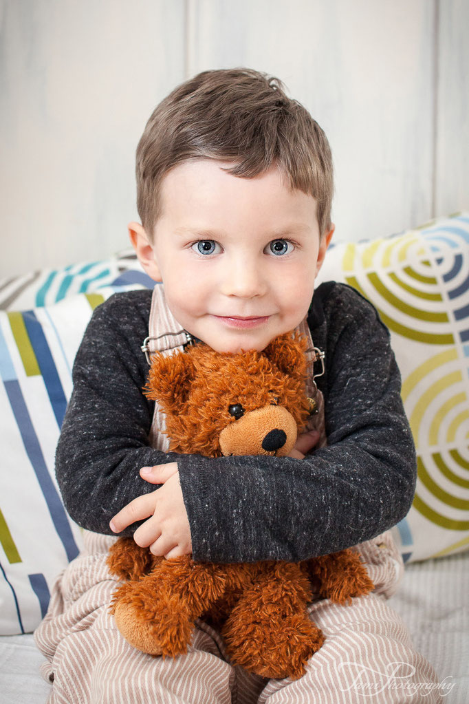 Kinderfotografie vom Kinderfotograf Ulm – kleiner Junge umarmt seinen Teddybär zuhause