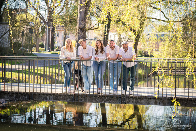 Familienshooting im Glacis Park Ulm am Wasser – natürliche Familienfotos in besonderer Umgebung