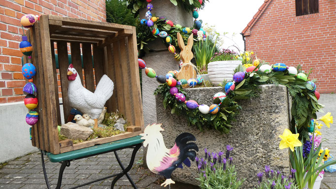 Osterbrunnen Breuningsweiler 2022 mit gelb-blau (SOLIDARITÄT UKRAINE) dekorierten altem Rübenmühlrad