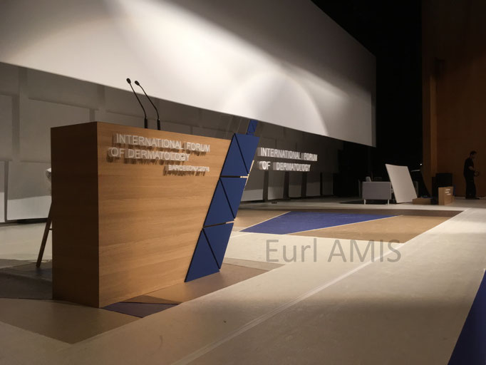 fabrication mobilier scenique et habillage scene avec ecran 