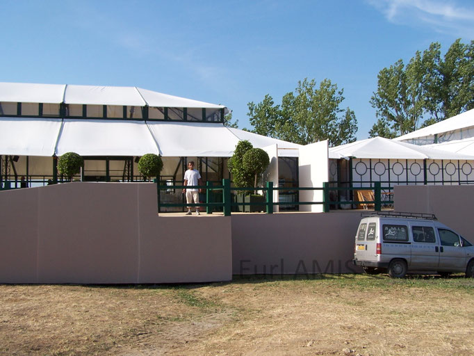 habillage echafaudage pour cheminement autour structure chateau iquem