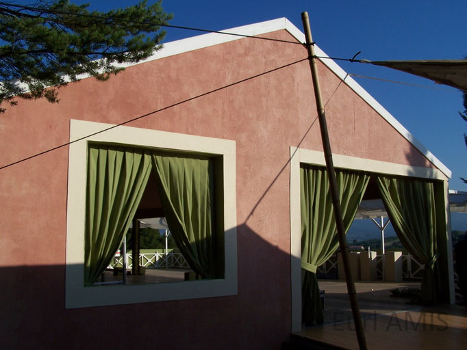Trompe l'oeil sur facade chapiteau