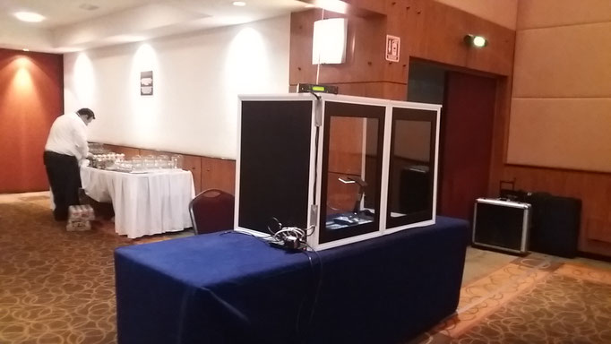 Media cabina para interpretación simultánea.   25