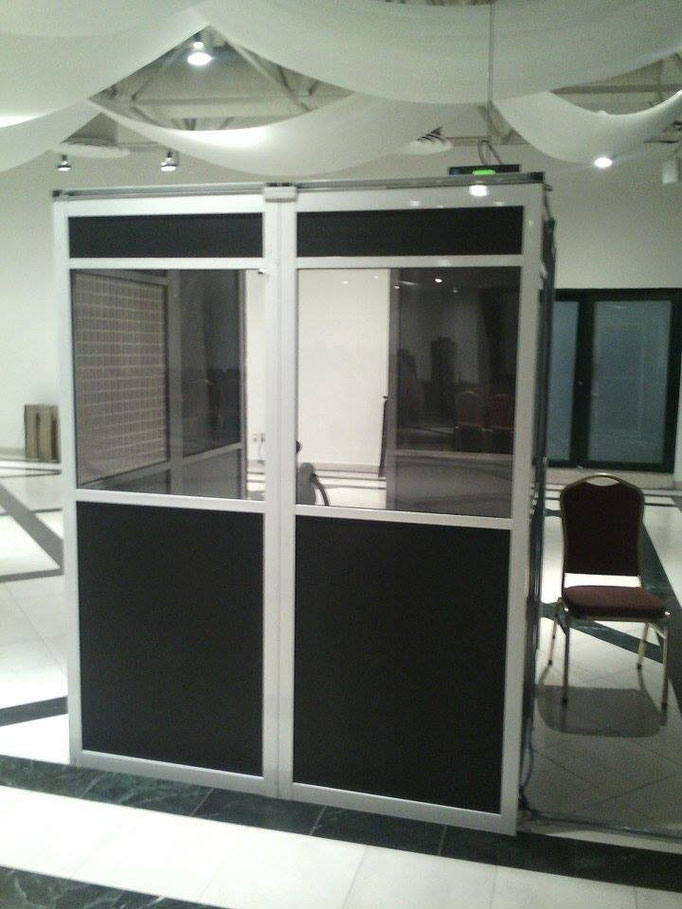 Cabina cerrada para traducción simultánea.  65