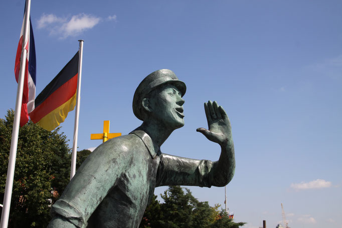 Der Lauenburger Rufer ist eine Bronzefigur, die von dem Bildhauer und Plastiker Karl-Heinz Goedtker 1959 geschaffen wurde. Er steht in der Altstadt von Lauenburg.