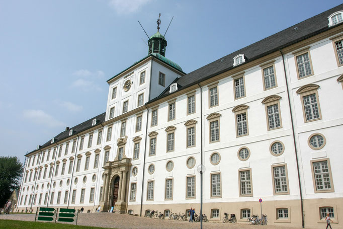 Schloß Gottorf -  eines der bedeutendsten Schlösser in Schleswig Holstein und war die Residenz dänischer Könige und schleswigscher Herzöge. Heute ist es der Sitz der Schleswig-Holsteinischen Landesmuseen für Kunst & Archäologie.
