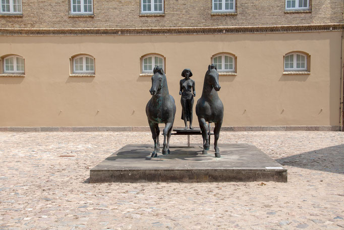 Skulpturenpark  im Innenhof von Schloss Gottorf - Künstler Hans Wimmer : Biga (Bronze, 1988–91, Höhe 200 cm)