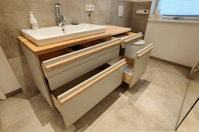Waschtisch in Weiß und Holz