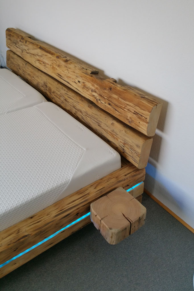 Bett aus Altholz