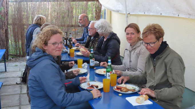 Es schmeckt! Ein großes Dankeschön an die fleißigen Gastgeber!