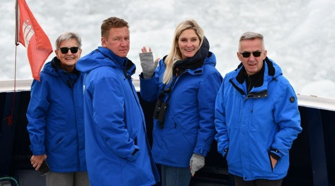 Eine Emocean Cruises Reisegruppe auf der HANSEATIC inspiration in der Icy Bay in Alaska