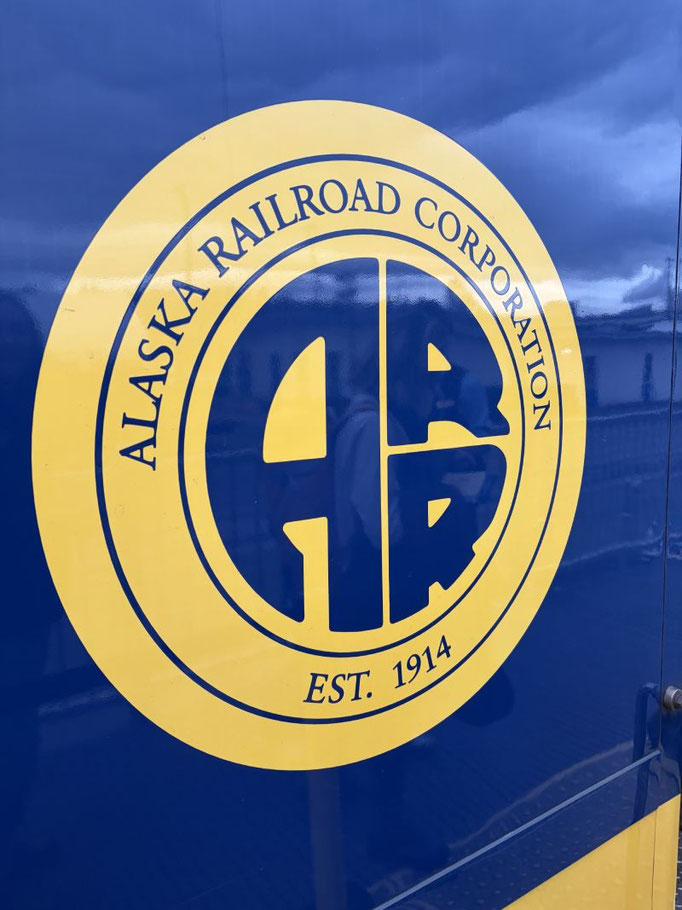 Logo vom Alaska Railroad Zug auf der Waggontür