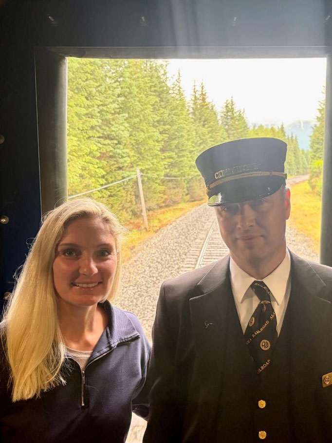 Anne Fischer von Emocean Cruises mit einem Schaffner im Alaska Railroad Zug