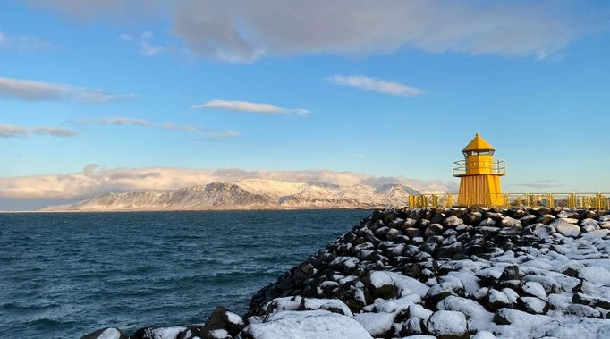 Gelber Höfði-Leuchtturm in Reykjavík