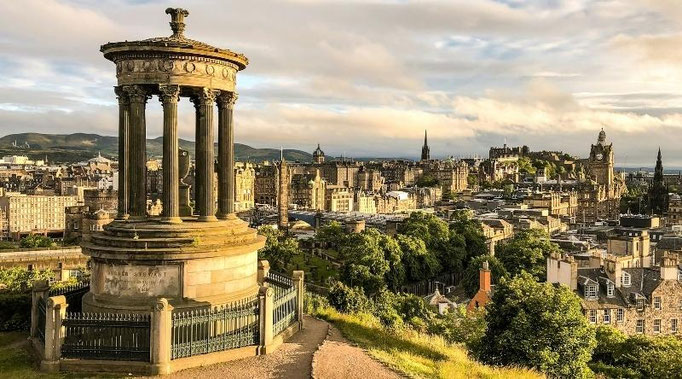 Calton Hill in Edinburgh, Schottland, mit dem ikonischen Dugald Stewart Monument im Vordergrund