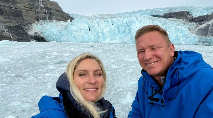 Anne Fischer mit Partner auf der HANSEATIC inspiration in der Icy Bay in Alaska