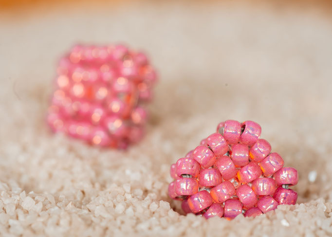 Handgenähte Perlenohrringe mit Stecker in der Farbe Pink