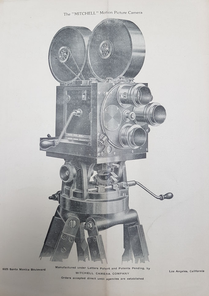 Erste Kamerawerbung für eine Mitchell Kamera aus dem Jahr 1922 - die ersten Mitchell Kameras basierten auf der Leonard Kamera (1917) von John Leonard, der sein Design 2 Jahre später an George A. Mitchell verkaufte. 