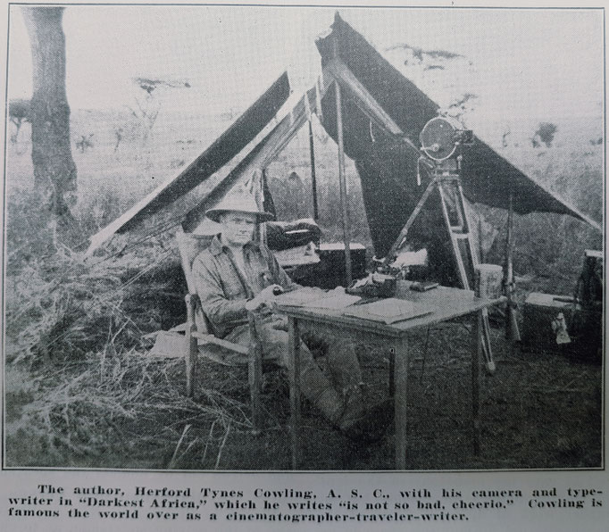 Man erkennt hier schön eine Akley Kamera auf dem Stativ - wegen ihrer Form auch 'pancake camera' genannt