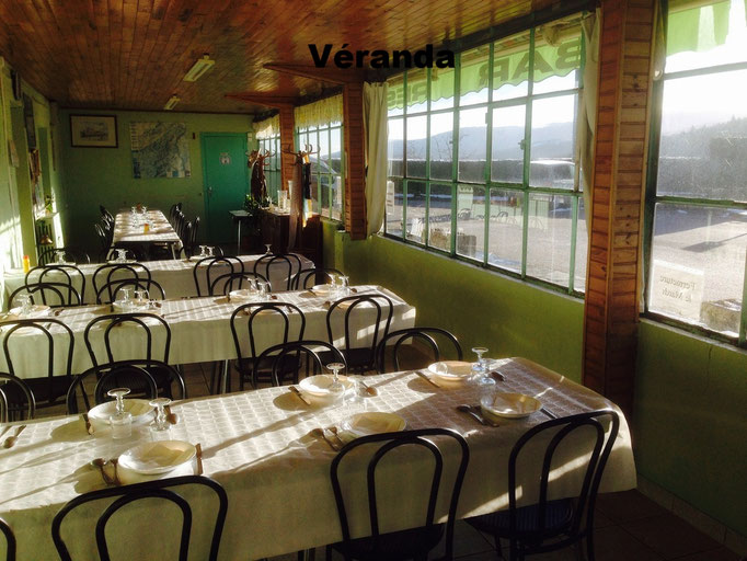 Capacité maximale de la véranda 56 personnes en tables de huit
