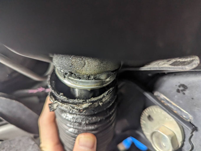 ステアリングギアボックスとはハンドルの動きを水平方向に変換してタイヤの向きを変えるもので操舵系を長持ちさせるにはオイル漏れを放置しないことが大事です。