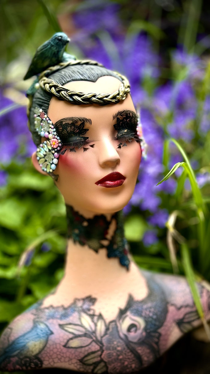 sur tête base blanche, Aérographe, pâte a modeler, marqueurs, strass, ailles de papillon pour regard,  vernis mat