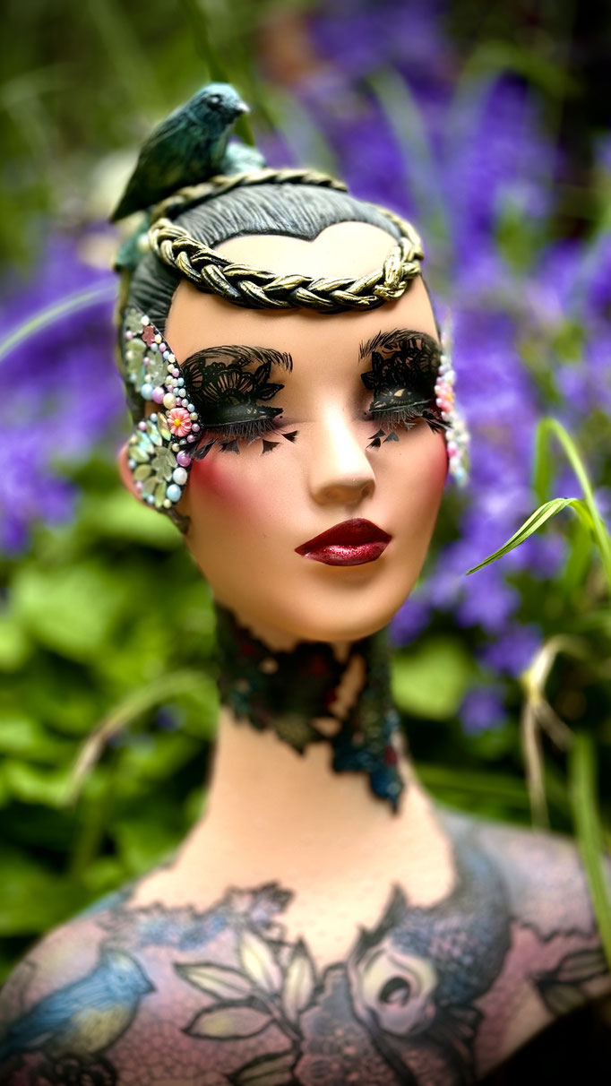SÉRÉNITÉ sur tête base blanche, Aérographe, pâte a modeler, marqueurs, strass, ailles de papillon pour regard,  vernis mat