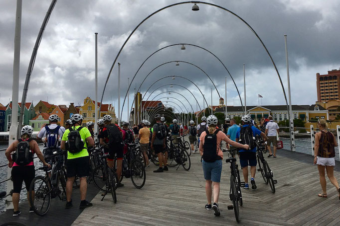 Mit dem Fahrrad über die Pontonbrücke