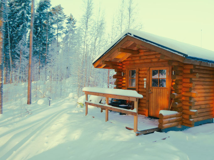 Winterlandschaft an Ihrer Blockhaussauna. Am Abend mal feurig rot oder geheimnisvoll nordisch. Aber immer ein Erlebnis