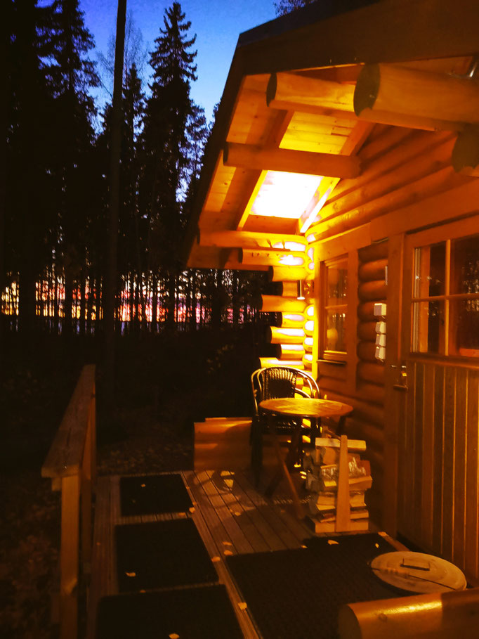Beim Abendrot in Ihre traditionelle finnische Blockhaussauna mit Blick auf den See und den Sonnenuntergang