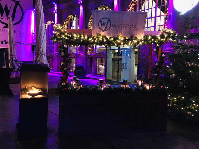 Impressionen von der Terrasse des Wartesaals am Dom - Ein Empfangsstand mit weihnachtlicher Dekoration