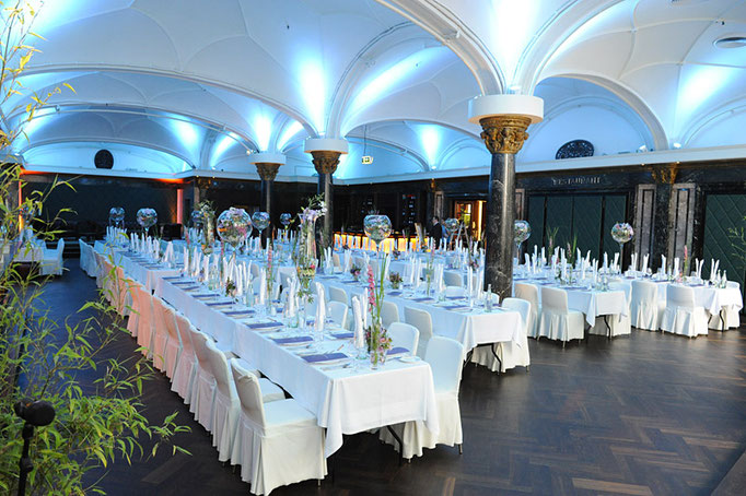 Impressionen aus dem Festsaal des Wartesaals am Dom - Lange Tafel feierlich eingedeckt