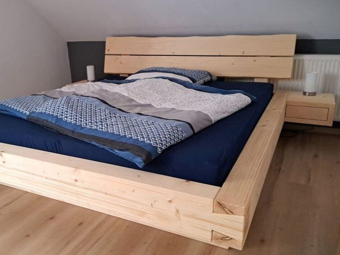 Nachttisch in C-Form mit Schub am Schwebebalkenbett