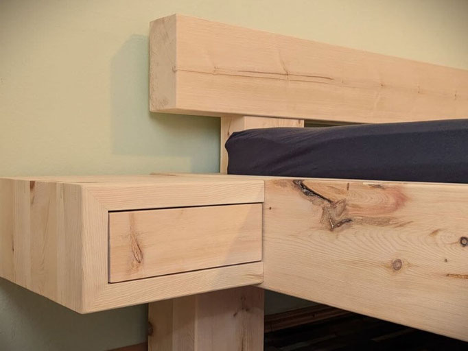 Nachttisch aus Zirbe mit Schub am Balkenbett