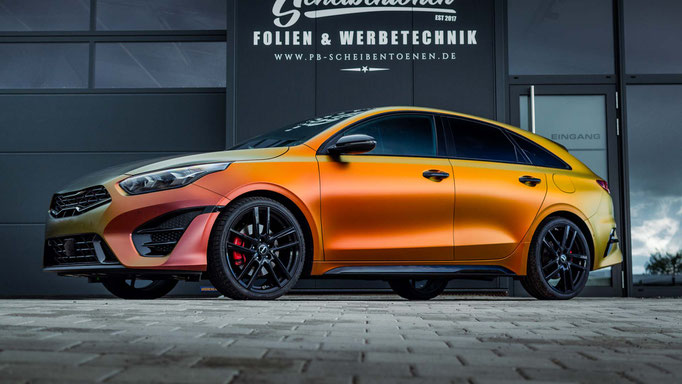 Folierung Kia ProCeed in Avery Dennison Rising sun red gold colorflow satin 